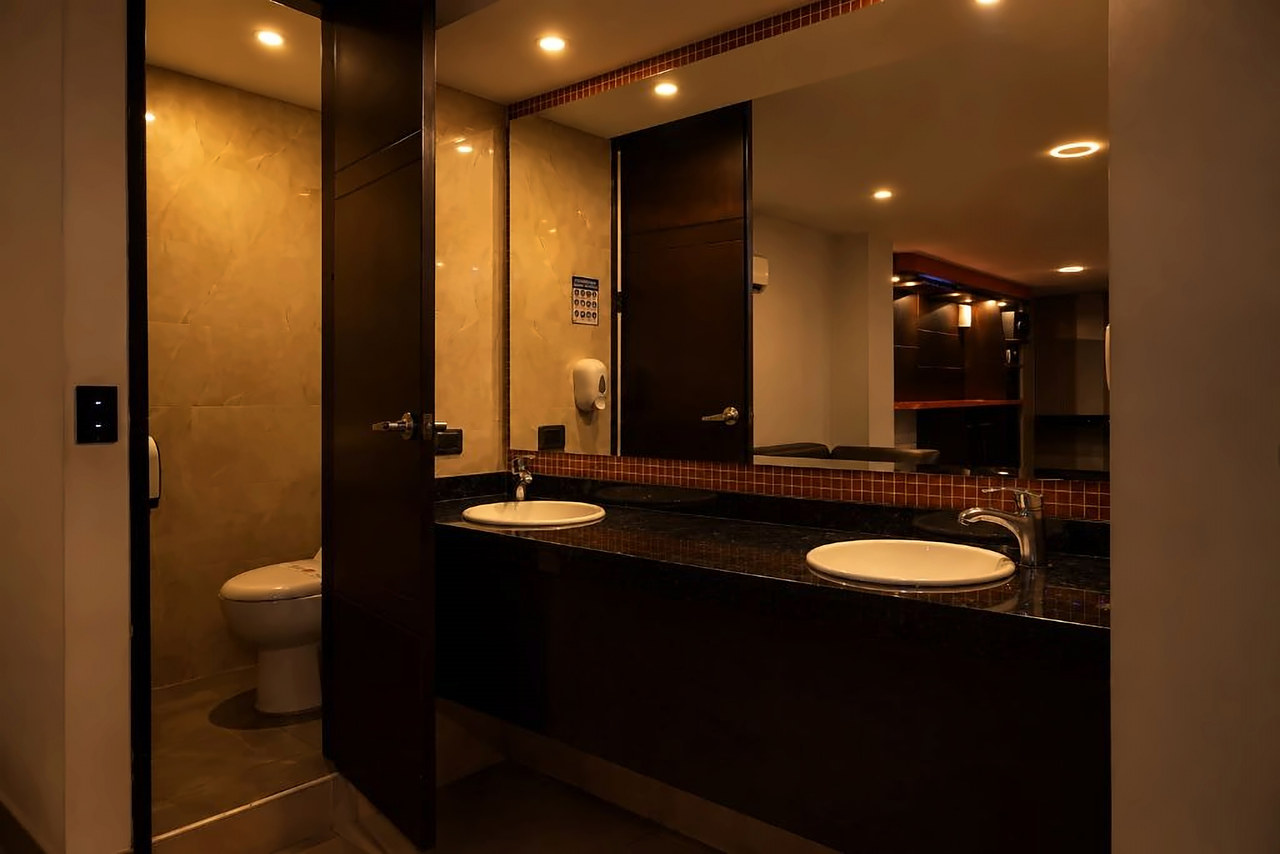 Baño de la Suite Gold con doble lavamanos