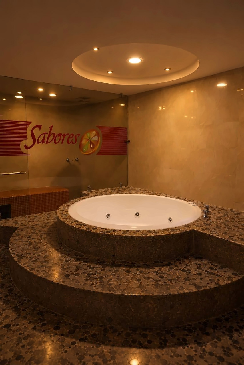 Jacuzzi circular de hidromasaje de la Suite Gold
