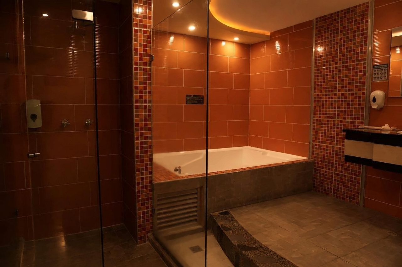 Baño de la Suite Sabores con ducha en vidrio y jacuzzi