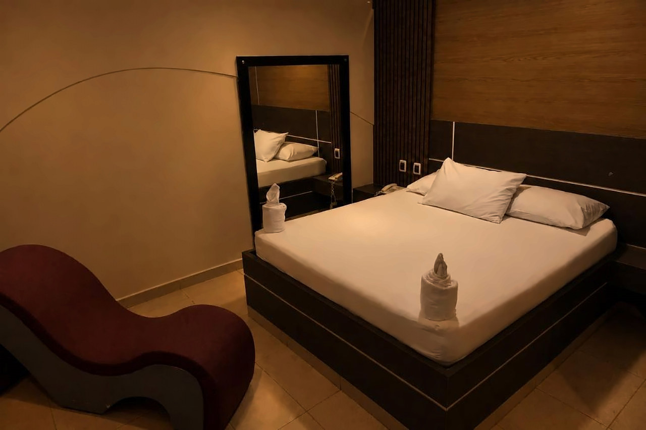 Suite Sabores con cama king, espejo y sillón tántrico