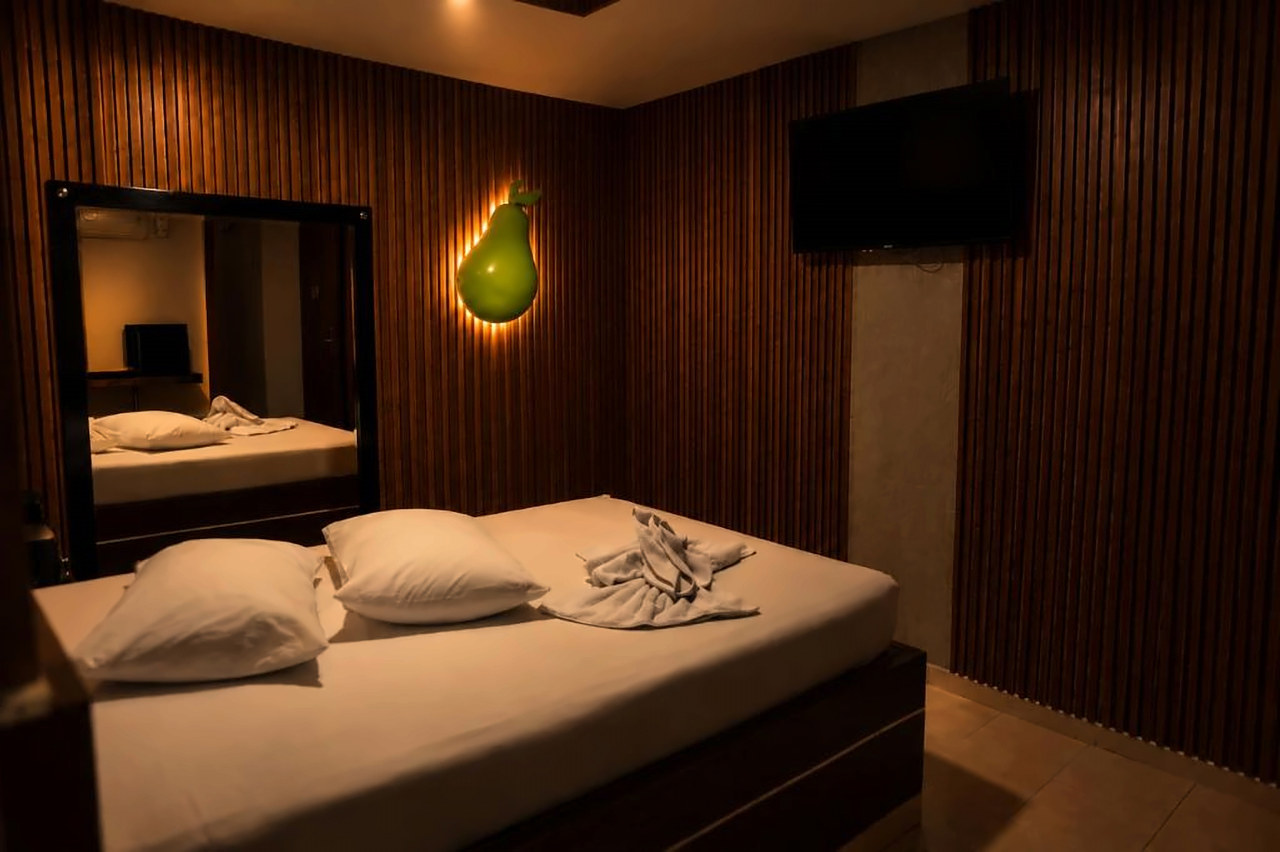 Habitación Sencilla con TV y lámpara en forma de pera